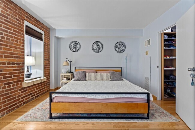 Building Photo - 40 E 9th St