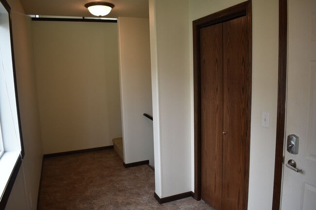 Building Photo - 3 Bed 3 Bath Twinhome Available!