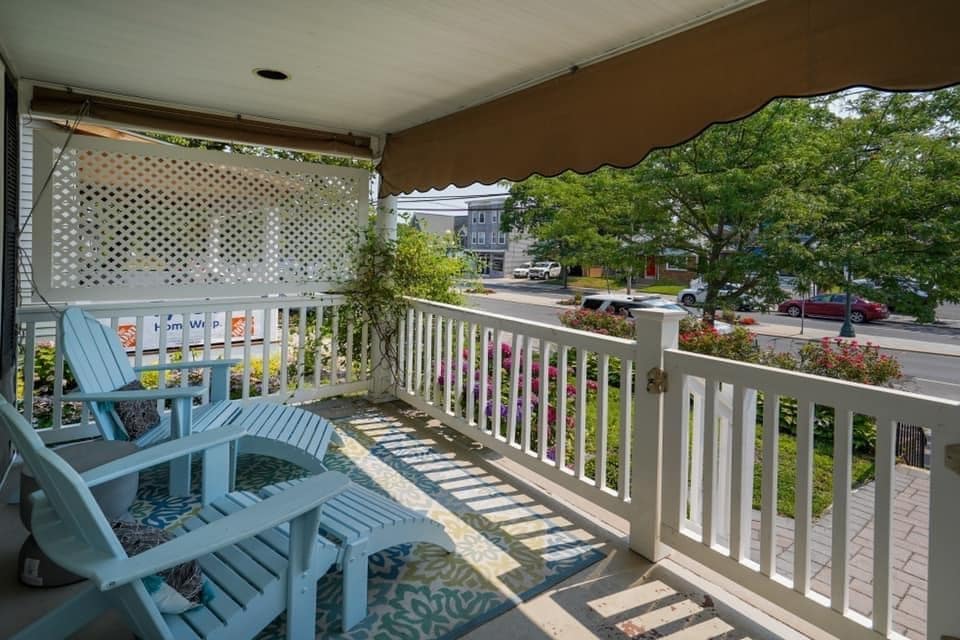 Front Porch - 609 Main St
