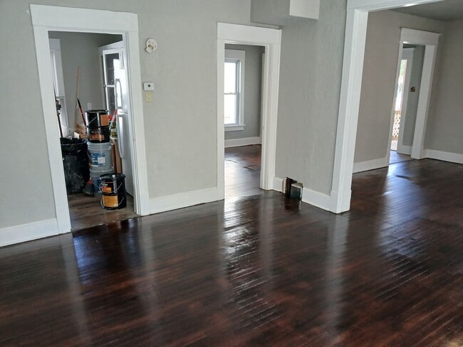 Building Photo - Beautiful Hardwood Floors