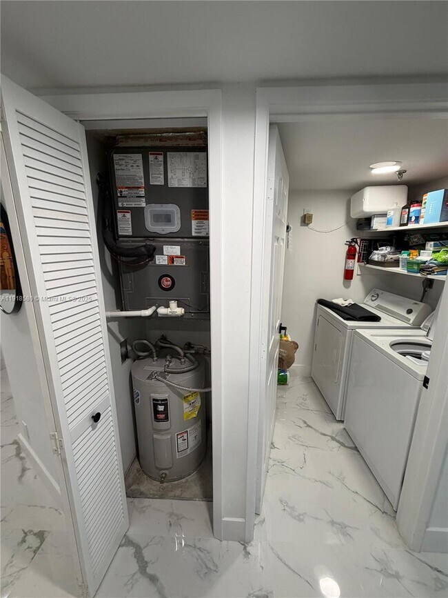 Building Photo - 7290 Kinghurst Dr