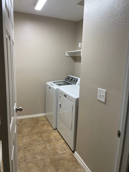 Building Photo - 2220 Stoneleigh Pl
