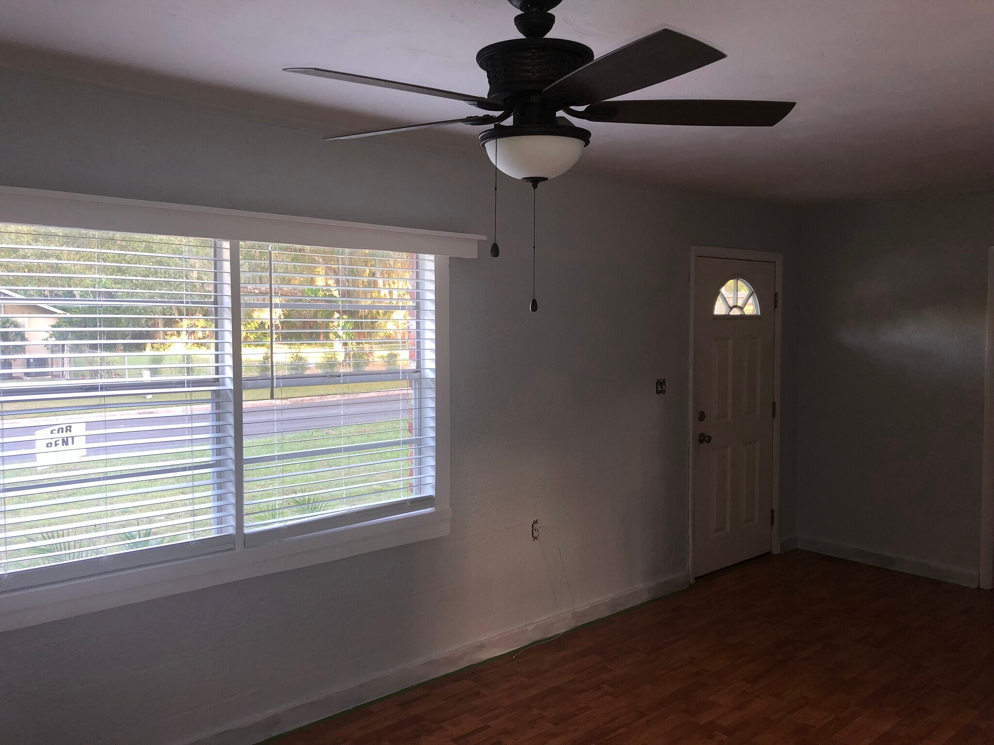 Lounge - 157 N Rhodes St