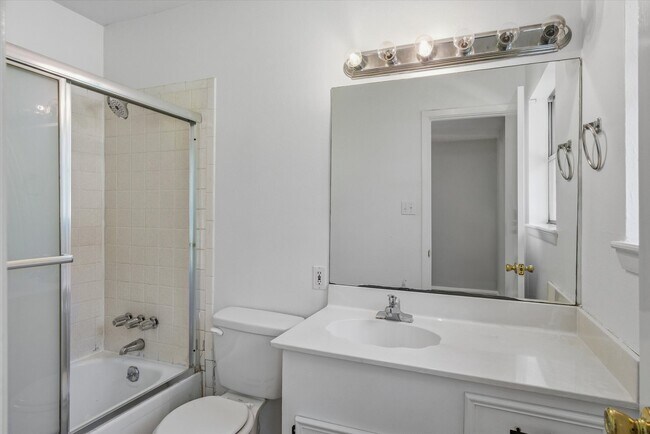 Building Photo - 908 TX-243