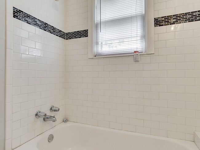 Building Photo - Updated DUPLEX- Minutes away from The Plaz...