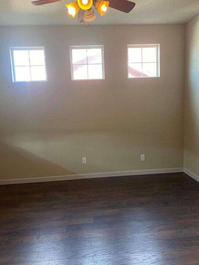 Building Photo - 4 bedroom - Dewhirst