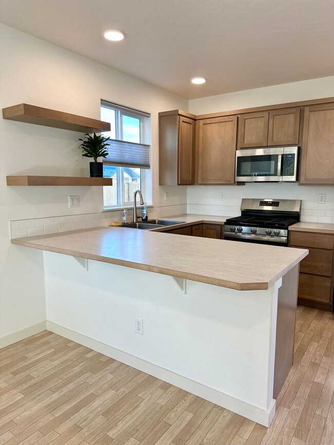 Building Photo - Bright & Modern in NW Redmond
