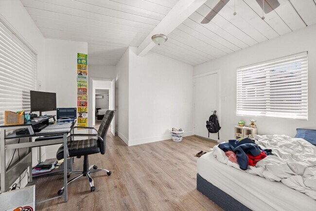 Building Photo - Private pool with canyon views!