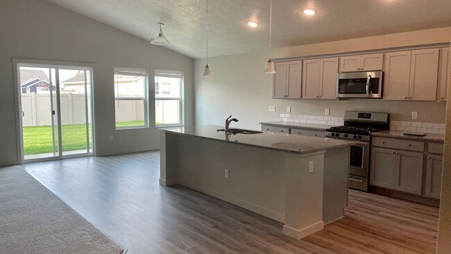 Building Photo - $2,199.00 / Large 4 bed 2 bath / 3 car gar...