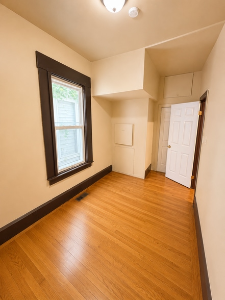 Building Photo - 140 6th Ave