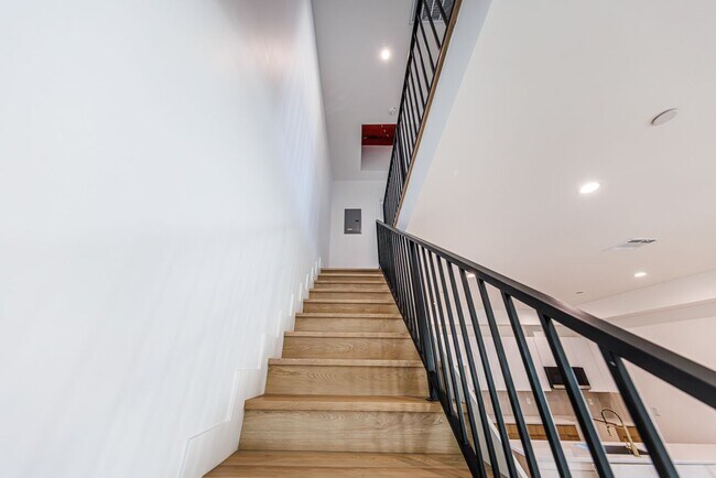 Building Photo - 5931 Woodman Ave