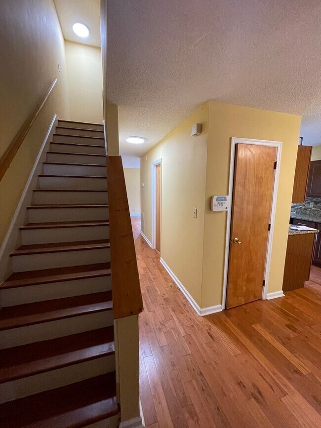 Building Photo - Inviting, updated 4br 3.5ba duplex w/ park...