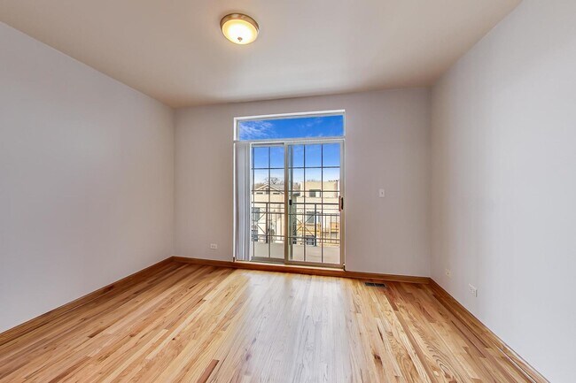 Building Photo - 2032 W Division St