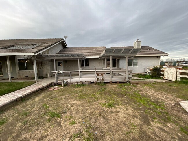 Building Photo - Country home with 4th bedroom/living space separate from main home