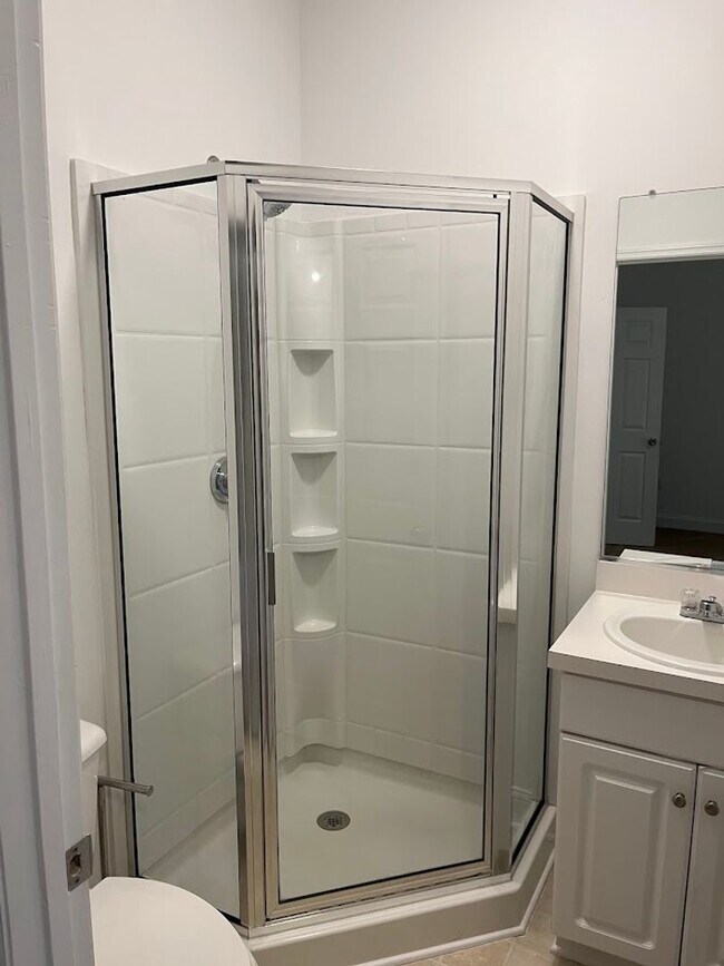 Building Photo - Available now. 3BR/3.5 BA Townhome in Ashl...