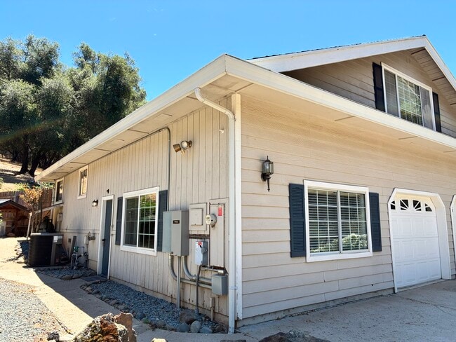 Building Photo - Grass Valley