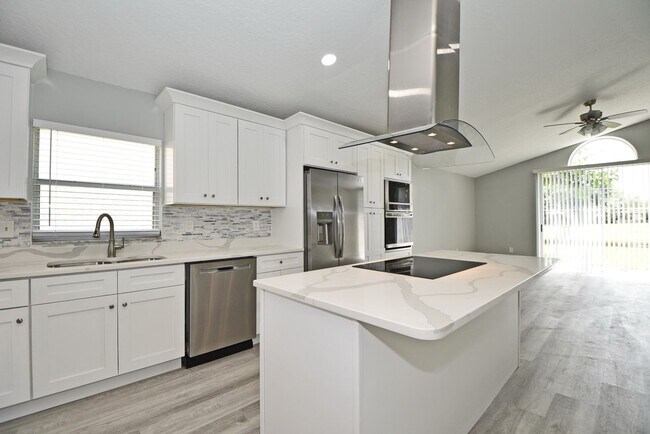 Building Photo - Beautiful Home in Alafaya Woods Totally Remodeled