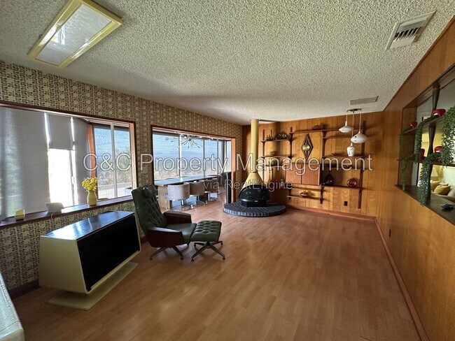 Building Photo - 425 Edgerton Dr