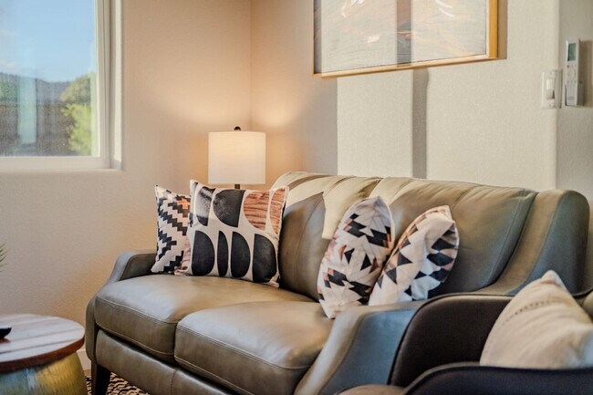 Building Photo - 736 W Rider Dr