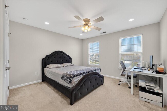 Building Photo - 40 Gina Dr