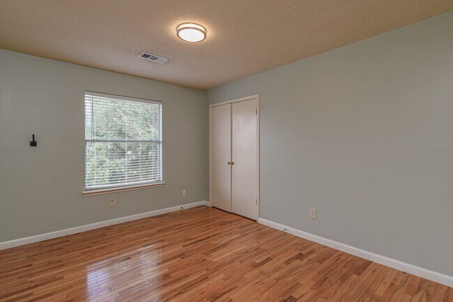 Building Photo - 16818 Parliament St