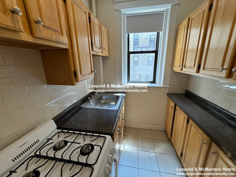 Building Photo - 230 Fuller St