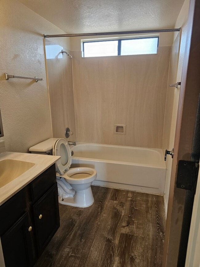 Building Photo - Amazing 2 bedroom with indoor laundry