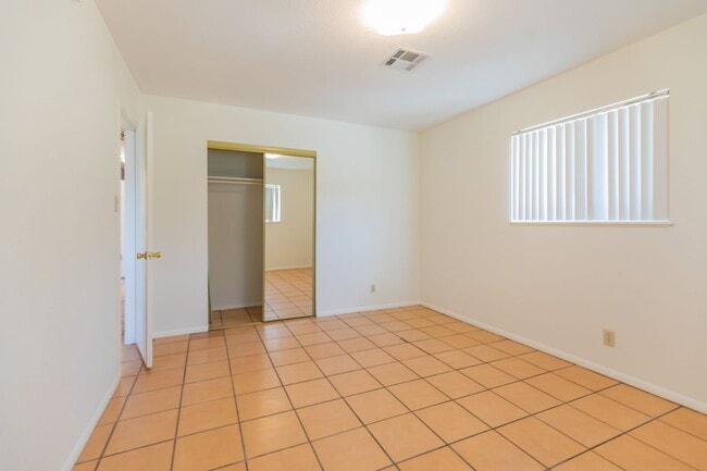 Building Photo - 3 Bedroom 2 Bath Home