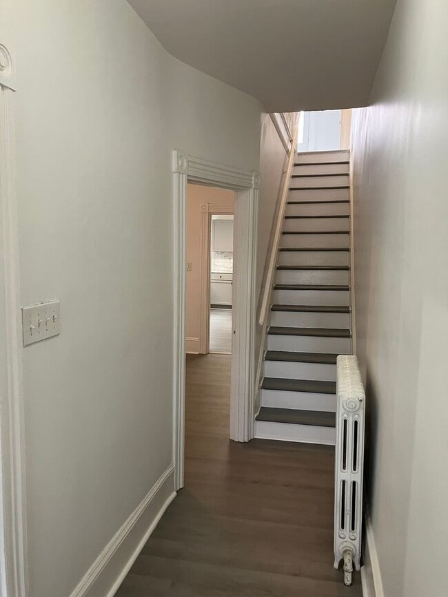 Building Photo - 422 John St