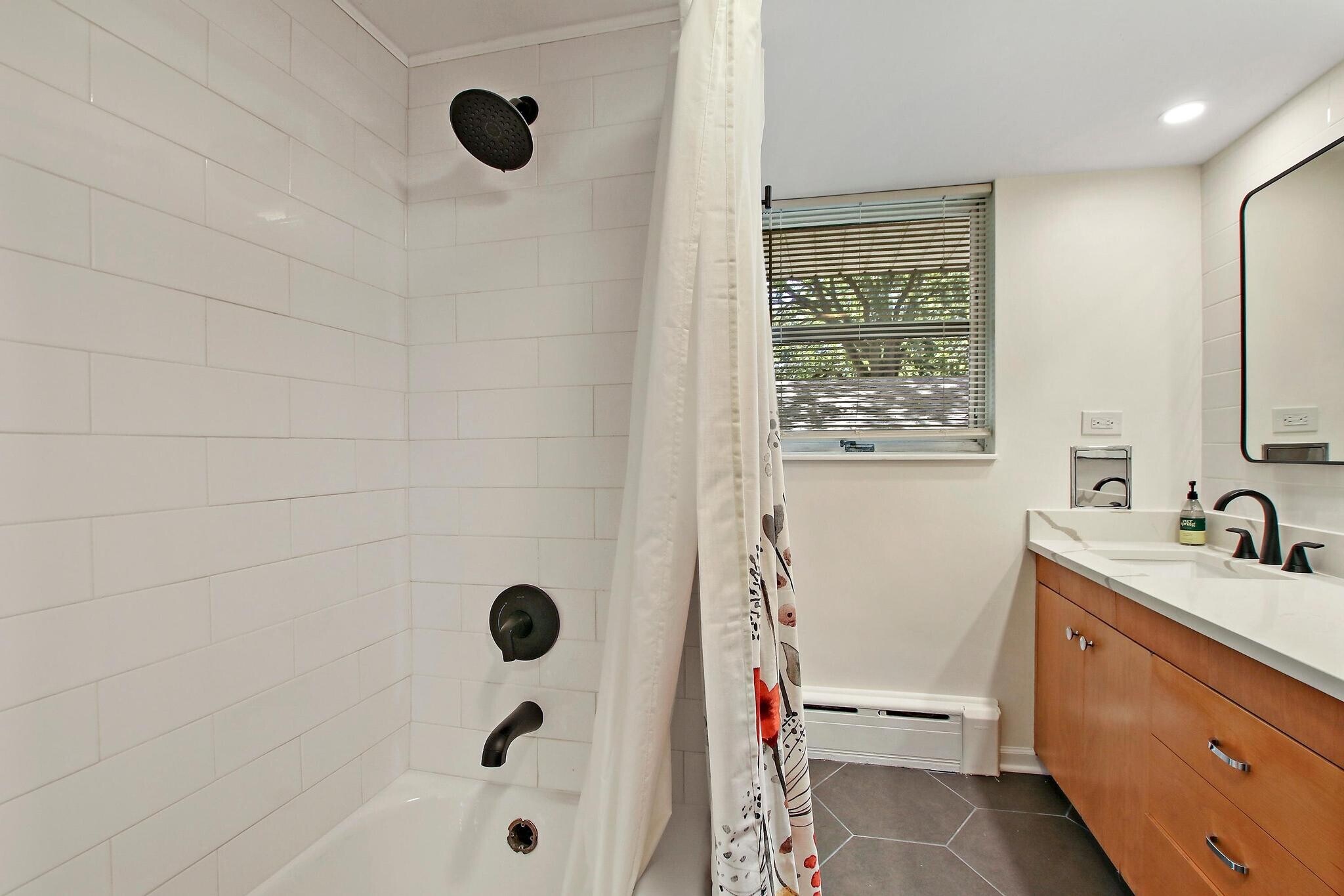 Building Photo - 435 Lynn Terrace