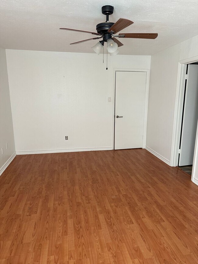 Building Photo - Bryan - 1 bedroom / 1 bath, really close t...