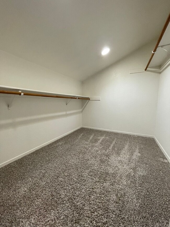 Building Photo - Large Two Story Home with Bonus Room, Cove...