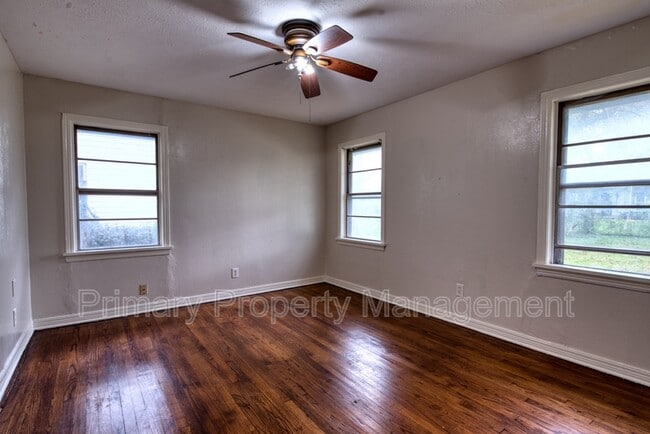 Building Photo - 3004 Somerset Pl