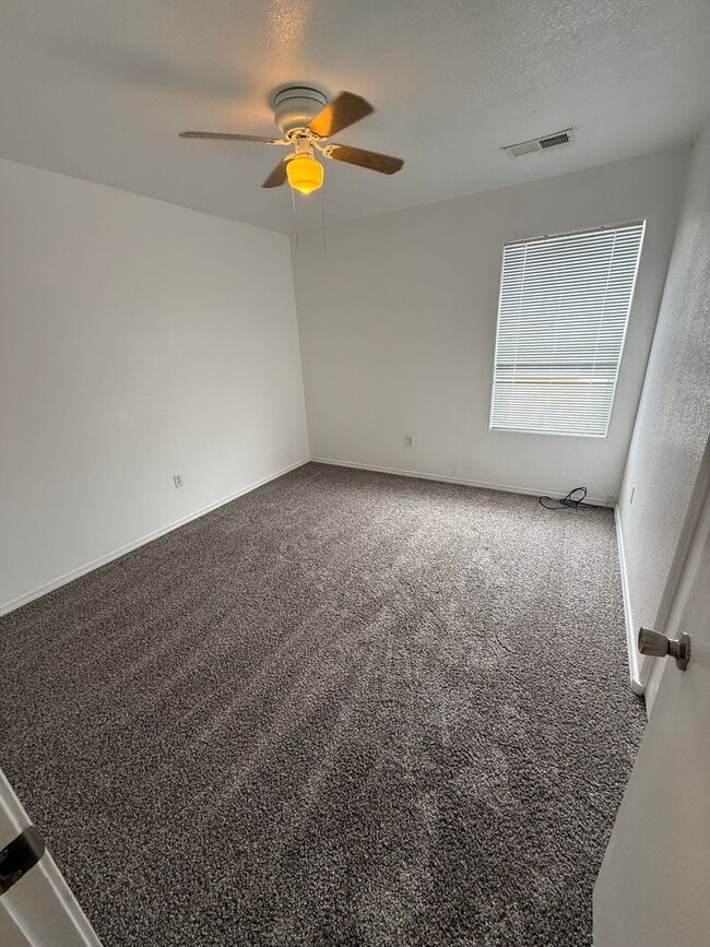 Building Photo - Spacious 5-Bedroom Home with 2 Living Areas – 2,270 Sq Ft Near Porter Dr.