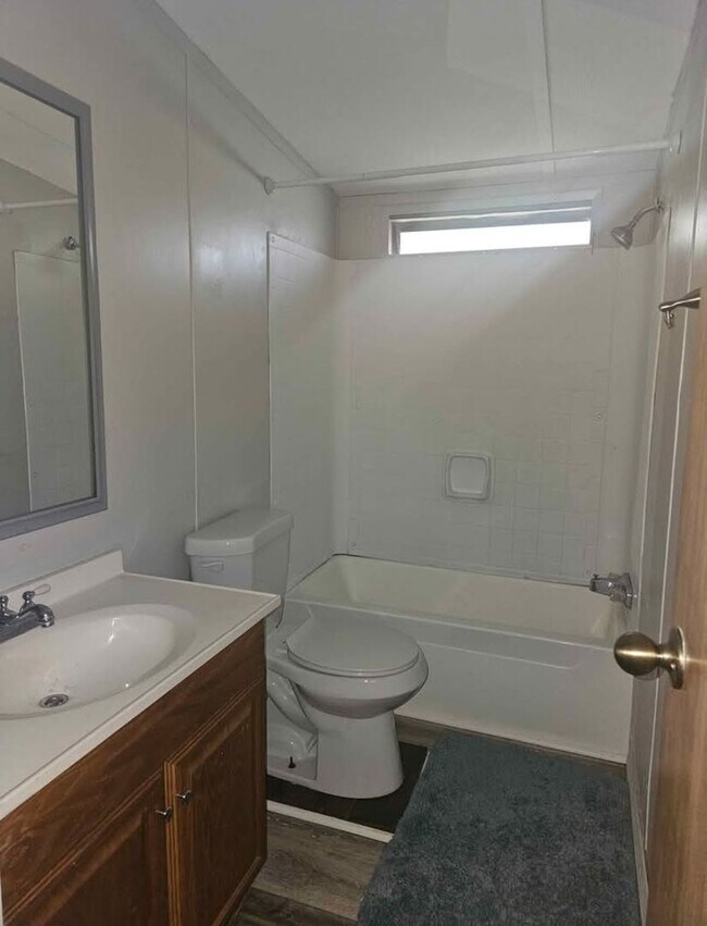 Building Photo - 3/2 Mobile Home with fenced yard