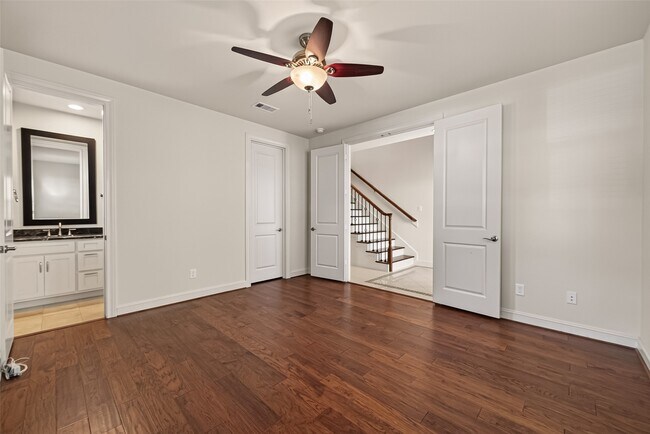 Building Photo - 703 Live Oak St