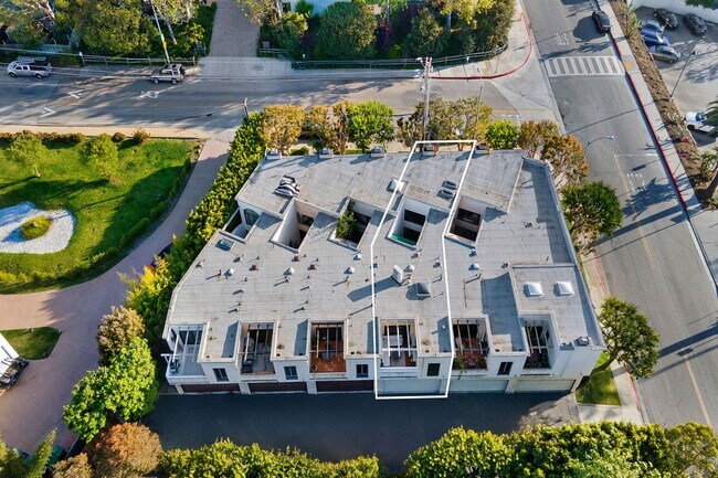 Building Photo - 6502 Dume Dr