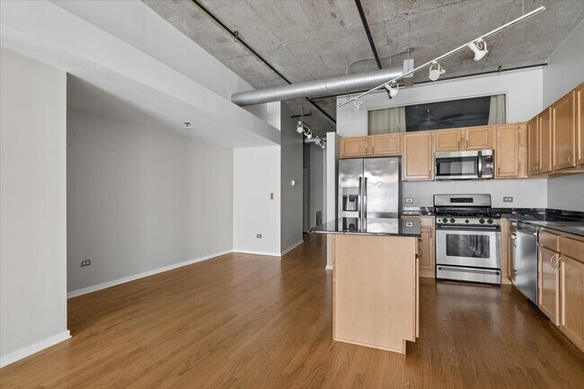 Building Photo - 933 W Van Buren St