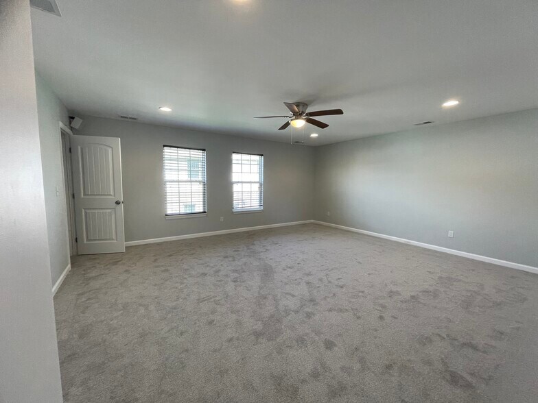 Building Photo - 1605 Villa Cir