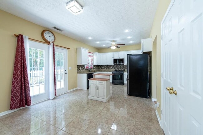 Building Photo - 2227 Longmont Dr