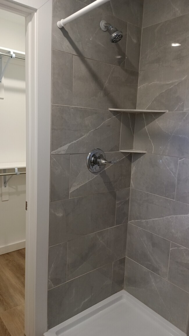 Building Photo - 6112 Andersonville Rd