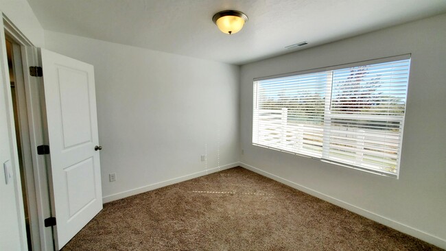 Building Photo - 1043 E Batten Ct