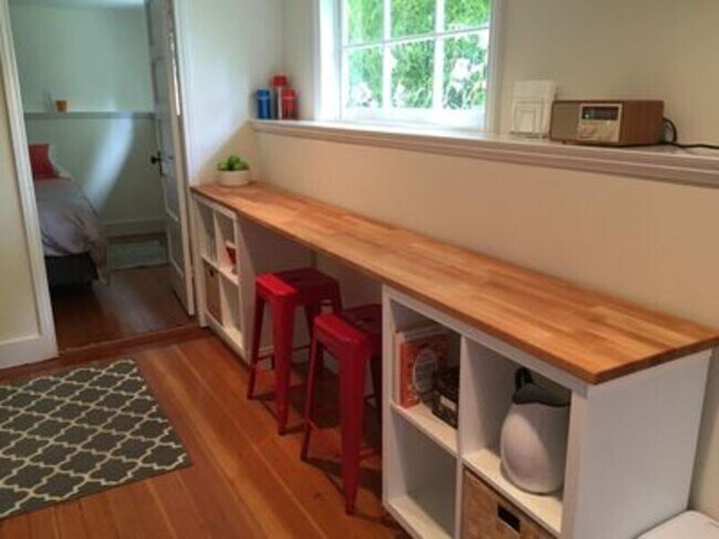 Building Photo - 342 16th Ave E