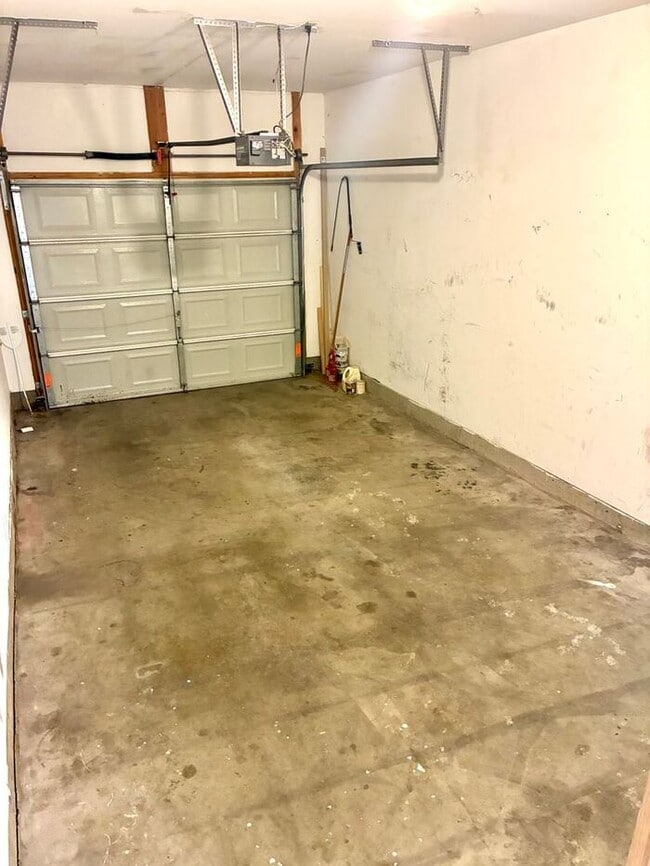 Building Photo - Beautiful 2 Bed/1 Bath Ranch Style Townhome!