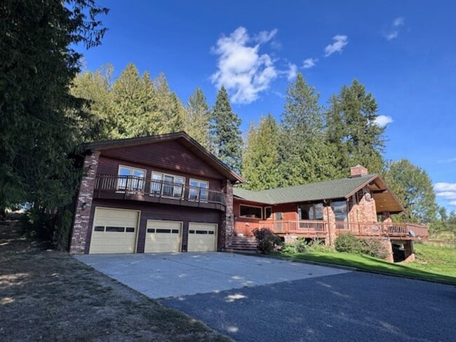 Building Photo - Custom Country Home With Spectacular Views...