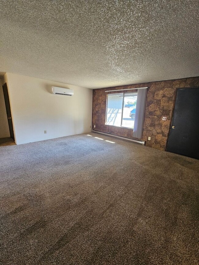 Building Photo - Private house, in great location!