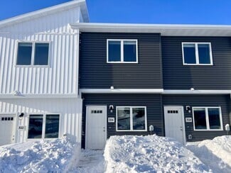 Building Photo - Townhome 2 Blocks from Legacy High School!