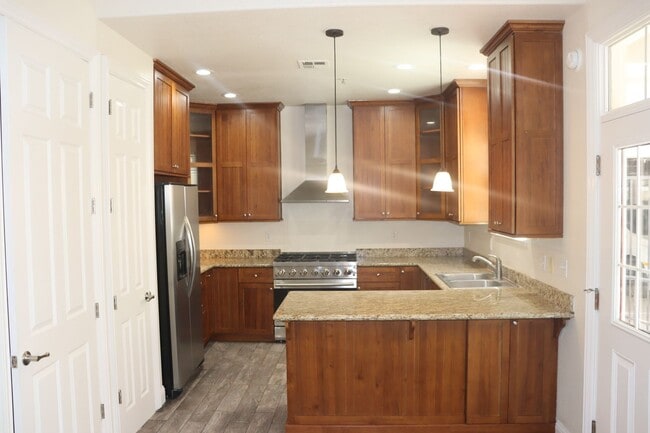 Building Photo - Downtown Victorian with new appliances
