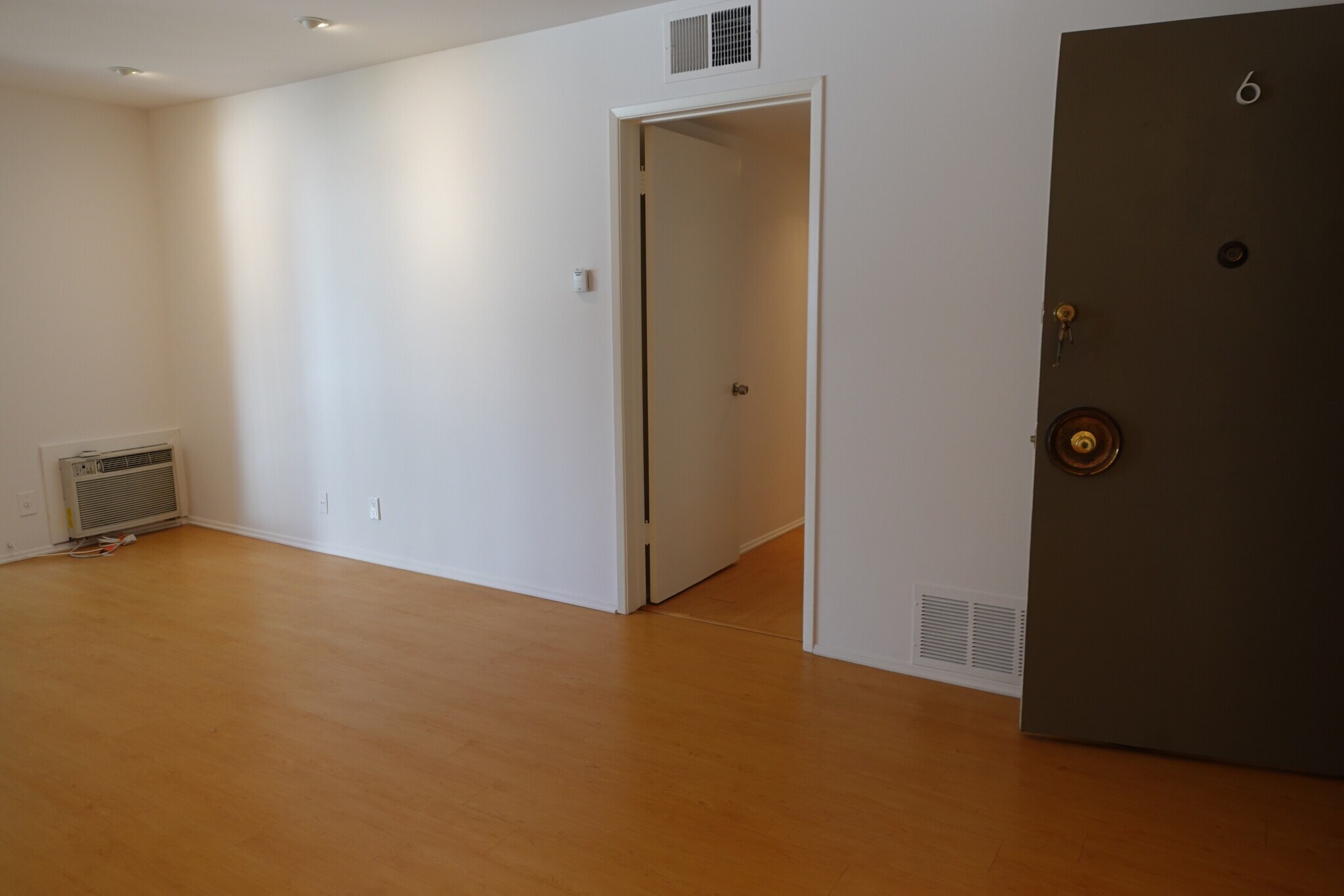 Building Photo - 546 N Flores St