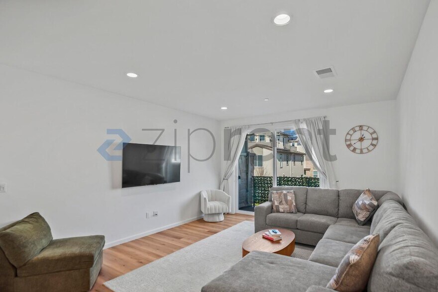 Building Photo - 6216 Diamond Wy